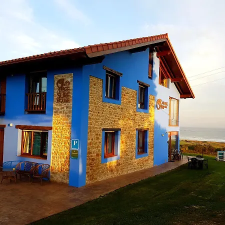 Oyambre Surf House بيت ضيافة *