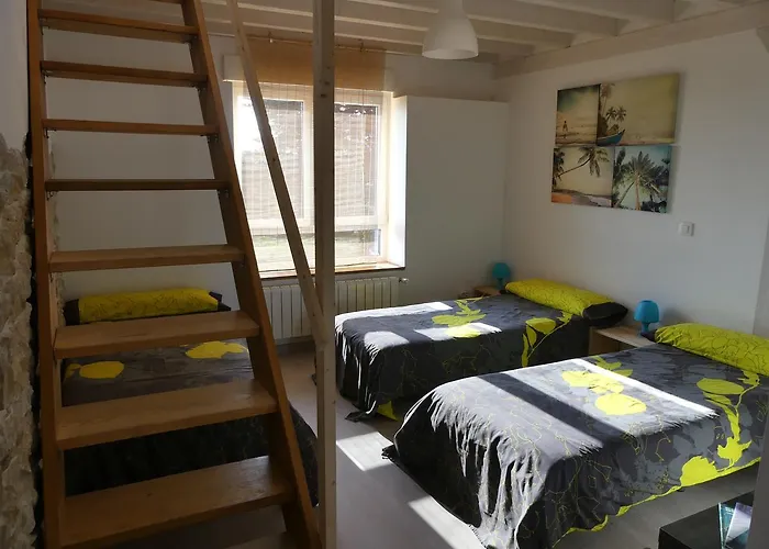 Oyambre Surf House בית הארחה