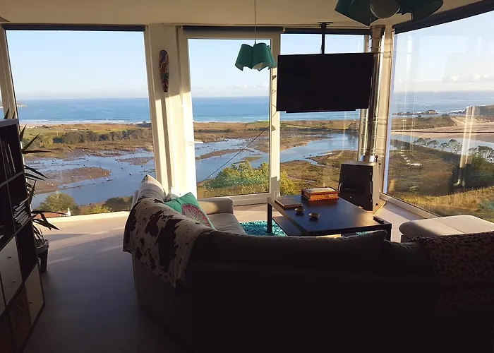 Oyambre Surf House בית הארחה *