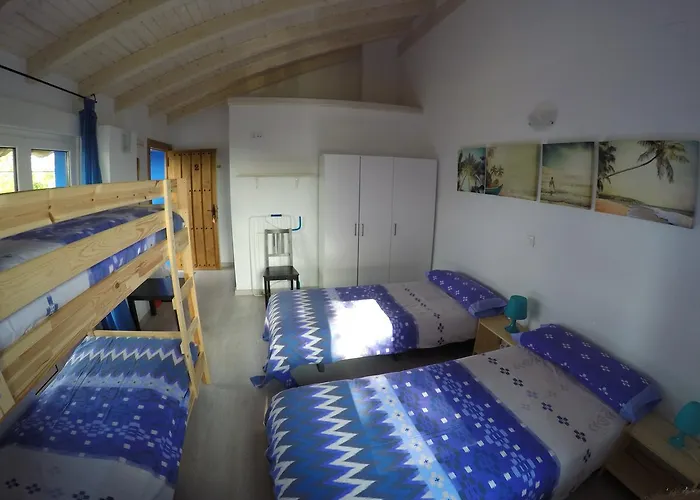 Oyambre Surf House בית הארחה